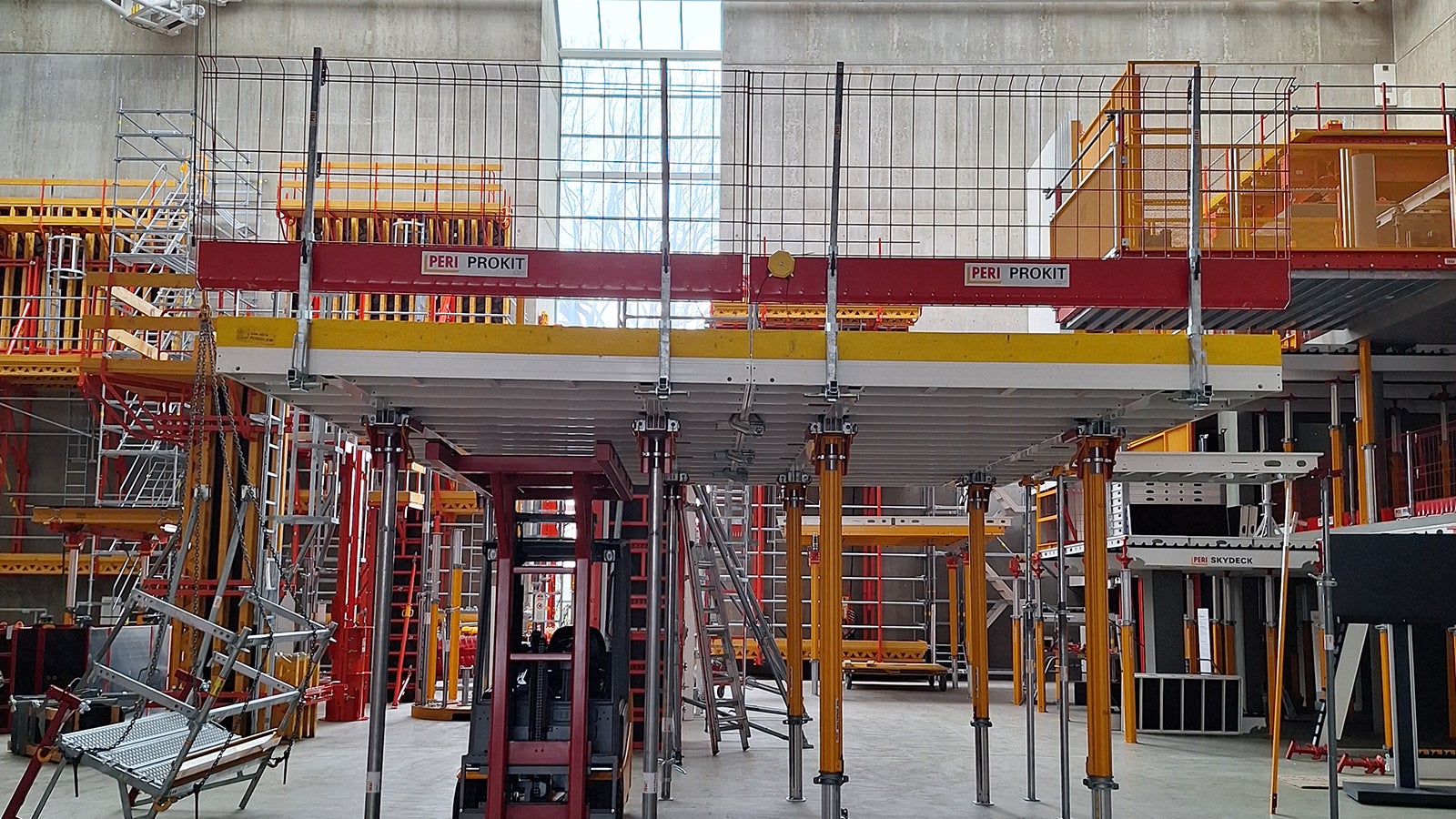 The system compatibility with existing PERI Solutions SKYDECK and SKYMAX enables seamless integration and expands the range of applications.