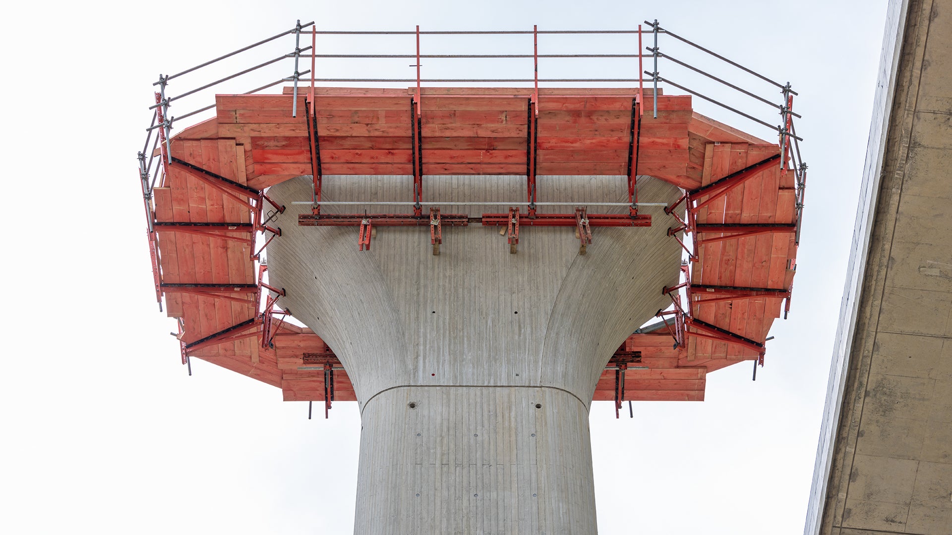 Zur Montage der Auflager und beim Vorschub des Überbaus diente das an den Pfeilerköpfen montierte VARIOKIT Gesimskappen- und Konsolsystem VGK als sichere, umlaufende Arbeitsbühne in großer Höhe.