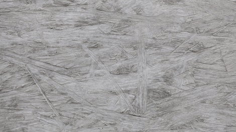 Durch die besondere Oberflächentextur der als Schalhaut verwendeten OSB Grobspanplatten wird eine markante Betonoberfläche erzielt.