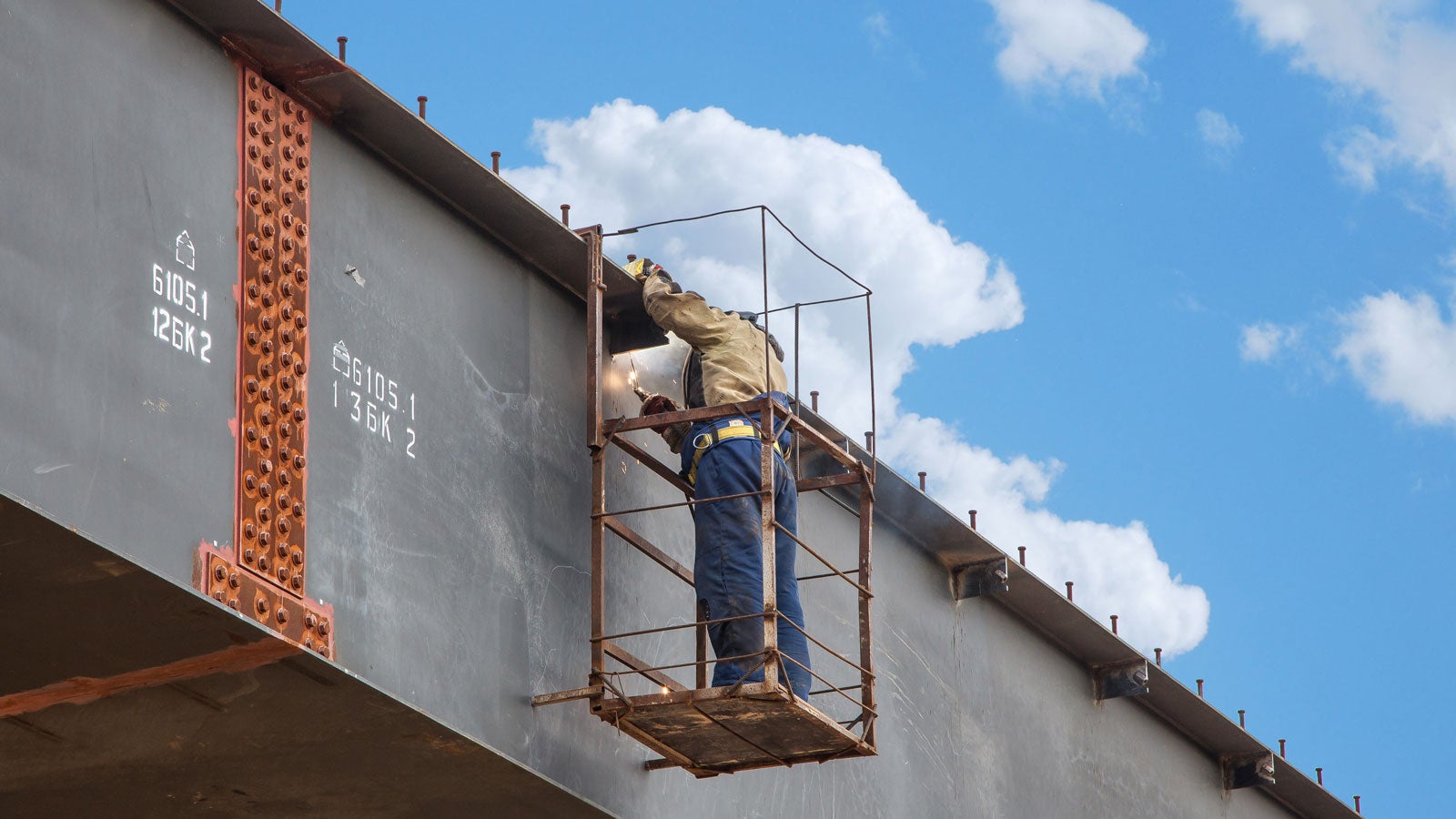 Густое армирование не позволяло осуществить крепление анкерных деталей консолей на верхней полке пролетного строения. Поэтому было принято решение крепить их под верхним поясом с приваркой к стенке и полке.