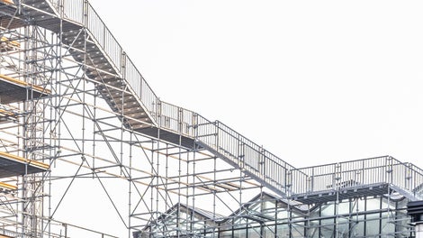 Onderdeel van de bijzondere trappenconstructie is de hoek van 90 graden, waarbij de trap om het gebouw loopt.