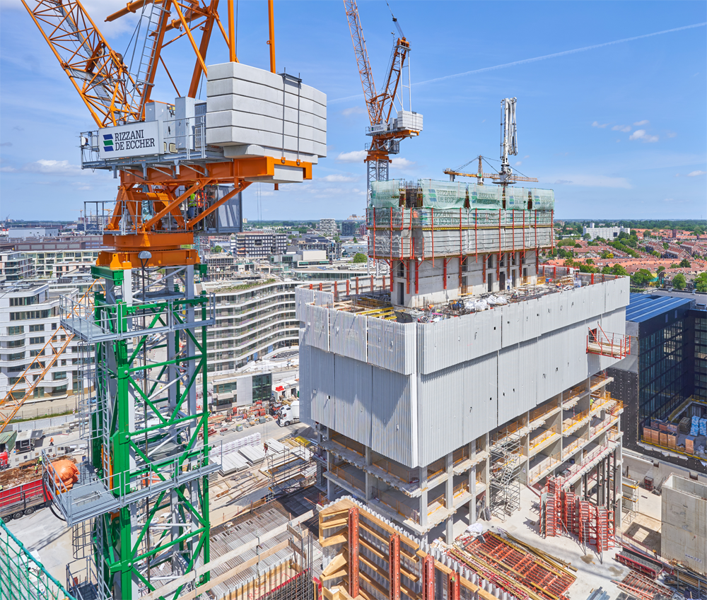 Veilig werken bij de bouw van de Y-Towers dankzij het RCS-P wind-/veiligheidsscherm van PERI.