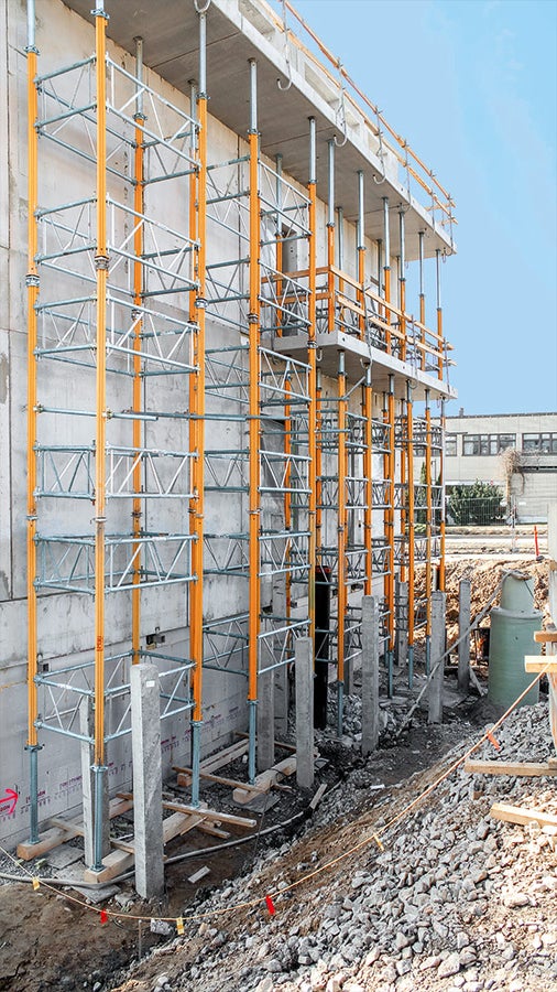 MULTIPROP Aluminium Slab Props were used as support for the balconies – depending on the height and load, were also connected to form shoring towers.