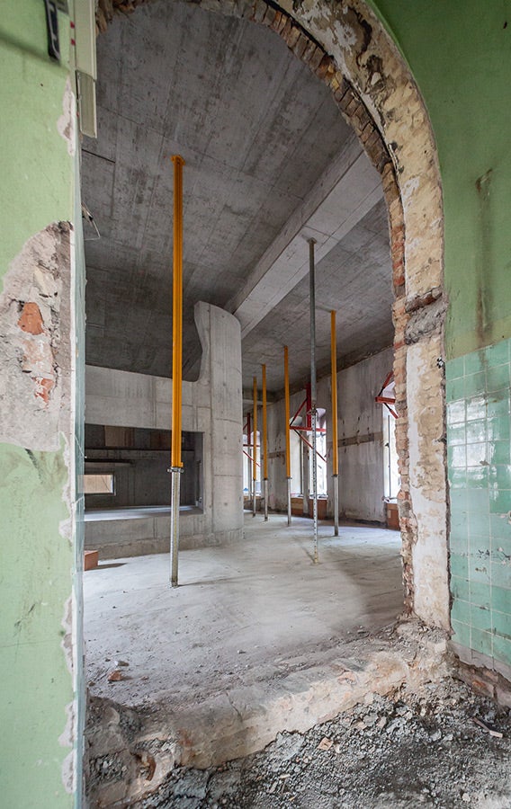 Alu-leichte MULTIPROP Deckenstützen erleichterten das Arbeiten ohne Kran. Durch die sinnvoll gewählte Aufstellrichtung lässt sich die Wirbelmutter einfacher erreichen, ohne die Traglast zu vermindern.