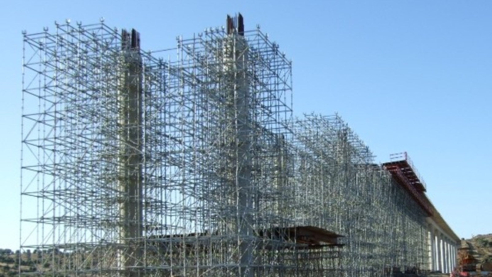 Vista do pórtico sobre o caminho rural