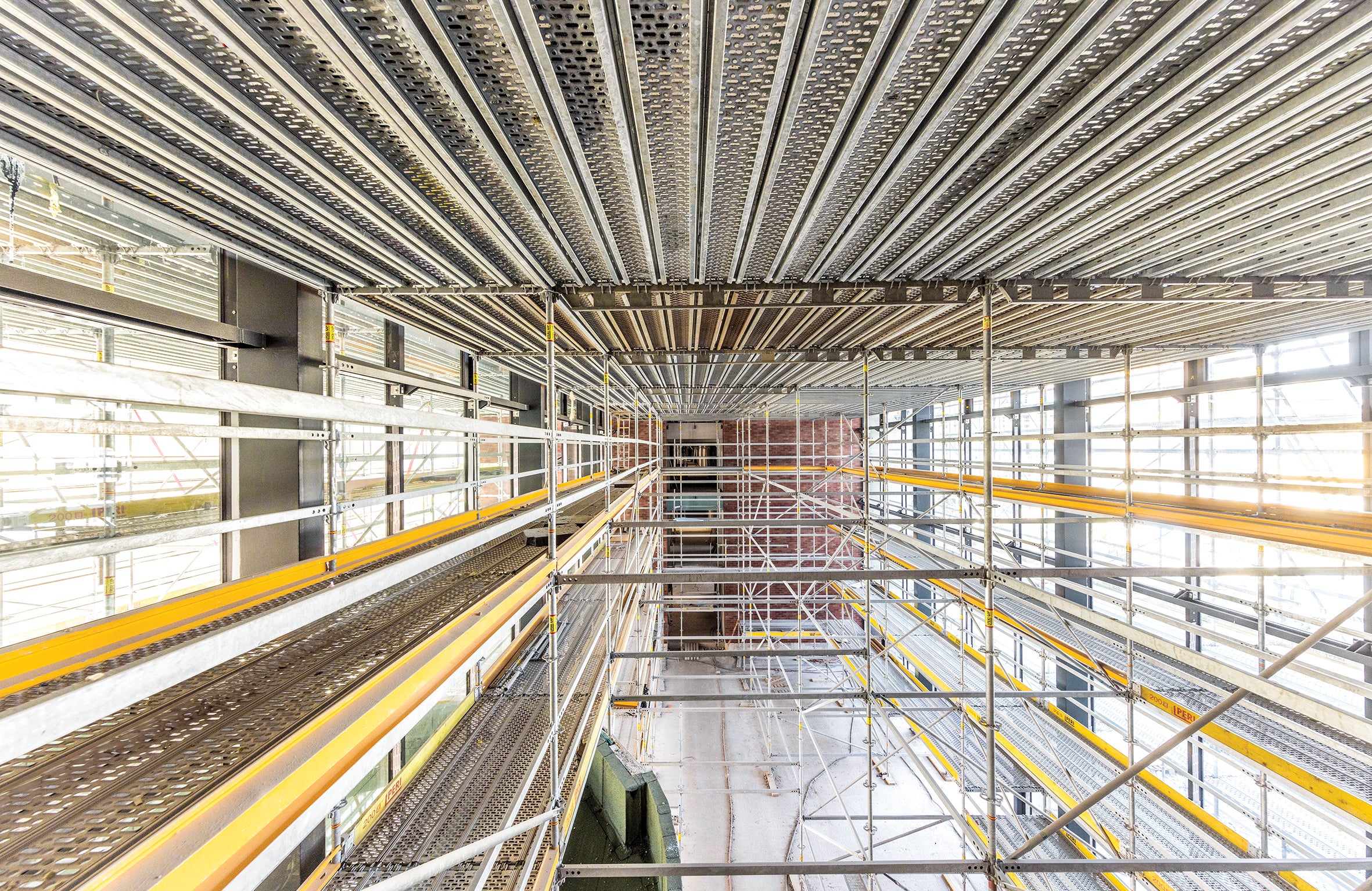 Una particularidad del proyecto es el vestíbulo, donde casi 2.000 metros cúbicos de andamios modulares soportaron la construcción de la estructura de acero y el techo suspendido.<br/>(Foto: PERI SE)