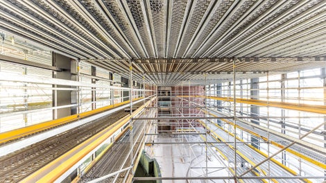 Una particularidad del proyecto es el vestíbulo, donde casi 2.000 metros cúbicos de andamios modulares soportaron la construcción de la estructura de acero y el techo suspendido.<br/>(Foto: PERI SE)