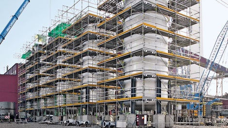 The pulp mill in the Czech town of Paskov has expanded and modernised its production facilities. The special pulp produced here is an important raw material for further processing into high-quality cellulose fibre products. For this, five 13-m-high circular steel tanks were erected, which featured diameters of varying dimensions. The PERI UP Scaffolding Kit provided safe and comfortable working conditions for the complex welding and coating work.