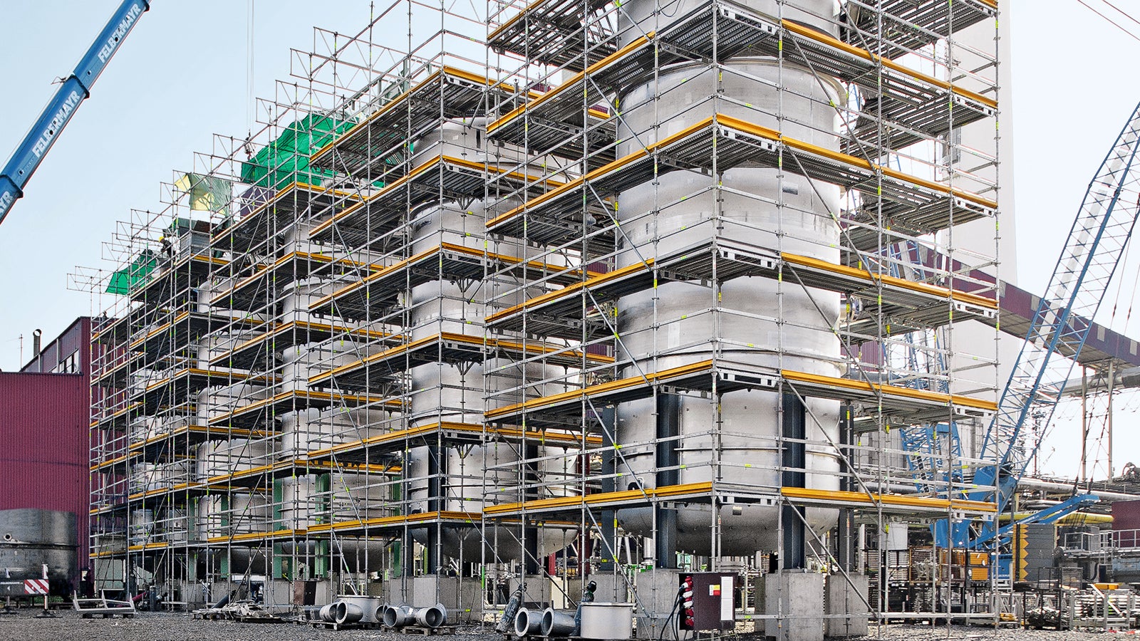 Das Zellstoffwerk im tschechischen Paskov hat die Produktion erweitert und modernisiert. Der hergestellte Spezialzellstoff ist ein wichtiger Rohstoff für die Weiterverarbeitung zu hochwertigen Cellulosefaserprodukten. Hierzu wurden fünf Stahl-Rundbehälter mit unterschiedlichen Durchmessern und 13 m Höhe errichtet. Das PERI UP Gerüstbaukasten bot sichere und komfortable Arbeitsbedingungen für die aufwendigen Schweiß- und Beschichtungsarbeiten.
