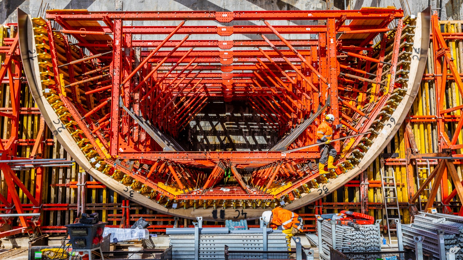 Er werd 2 keer 1.200 m² bekisting gebruikt om de betonbell van de startschacht te storten. Deze bekisting op maat werd met standaard VARIO onderdelen en volledig in huur gemonteerd. 