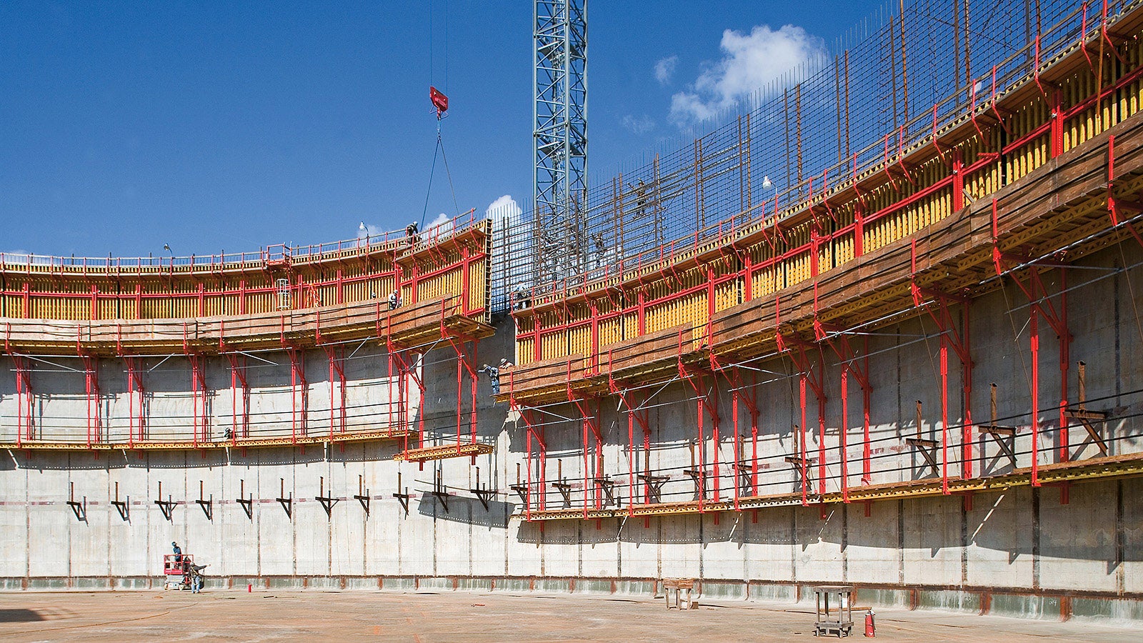 In concreting cycle heights of 4.65 m, the customized pre-assembled VARIO GT 24 girder wall formwork and CB climbing scaffold system were moved by crane in the form of climbing units.