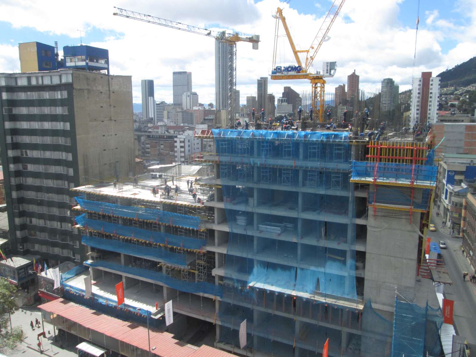 Nuestros sistemas de soporte Torre de carga ST-100 en conjunto con el sistema de encofrado para losas con vigas MULTIFLEX, dando forma a uno de los edificios más altos de Colombia.