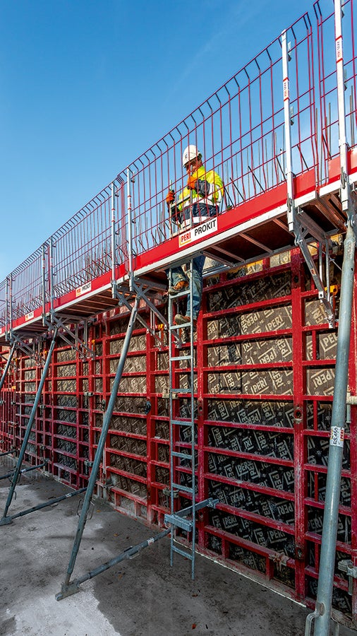 Das Konsolensystem MXK ist modular aufgebaut: Die Gerüstkonsole MXK-RS mit außen integriertem Richtstützenanschluss wird mit Belägen, PROKIT Seitenschutzgittern und integriertem Leiteraufstieg zu einer sicheren Arbeitsbühne komplettiert.