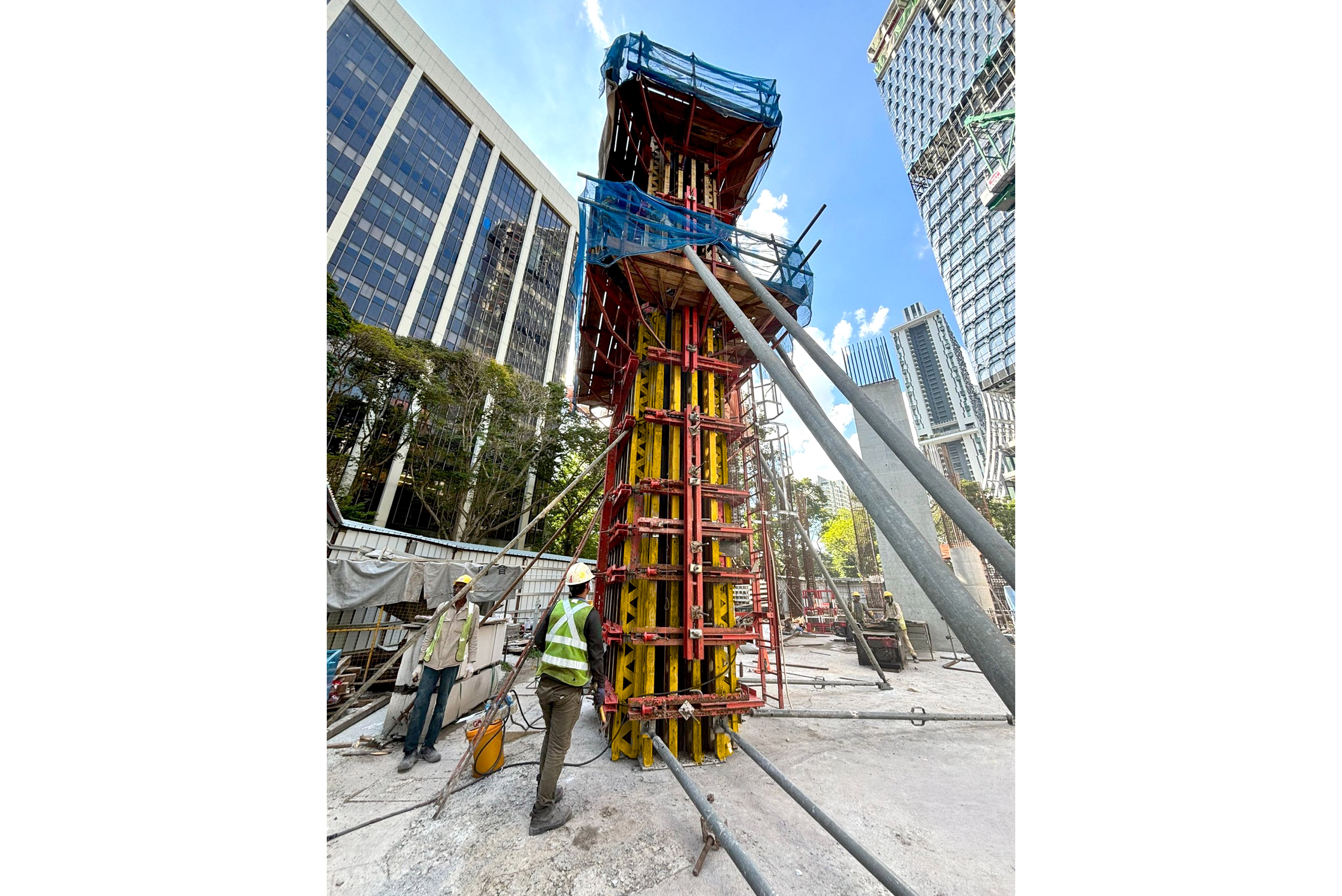 VARIO Columnform with access platform and RS Push-Pull Props