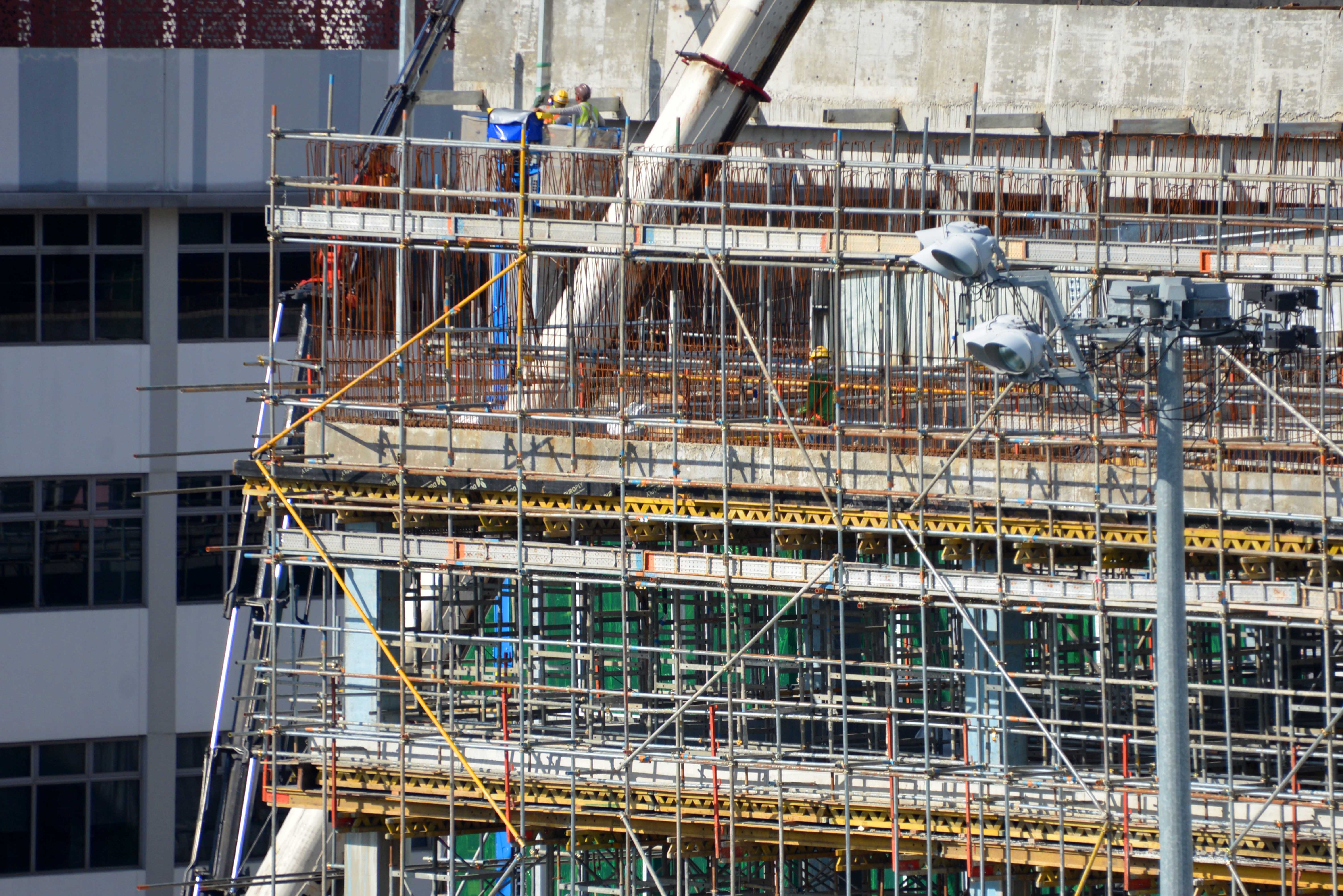 ST 100 loose shoring for 4th storey perimeter beam