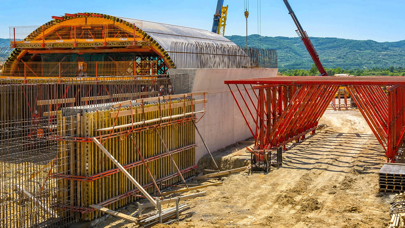 Specijalni VARIO paneli postavljani su na CB platforme i korišćeni za realizaciju proširenja zida.