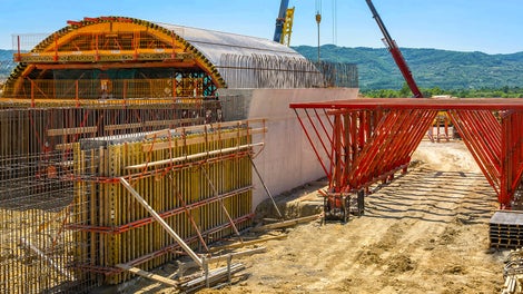 Specijalni VARIO paneli postavljani su na CB platforme i korišćeni za realizaciju proširenja zida.