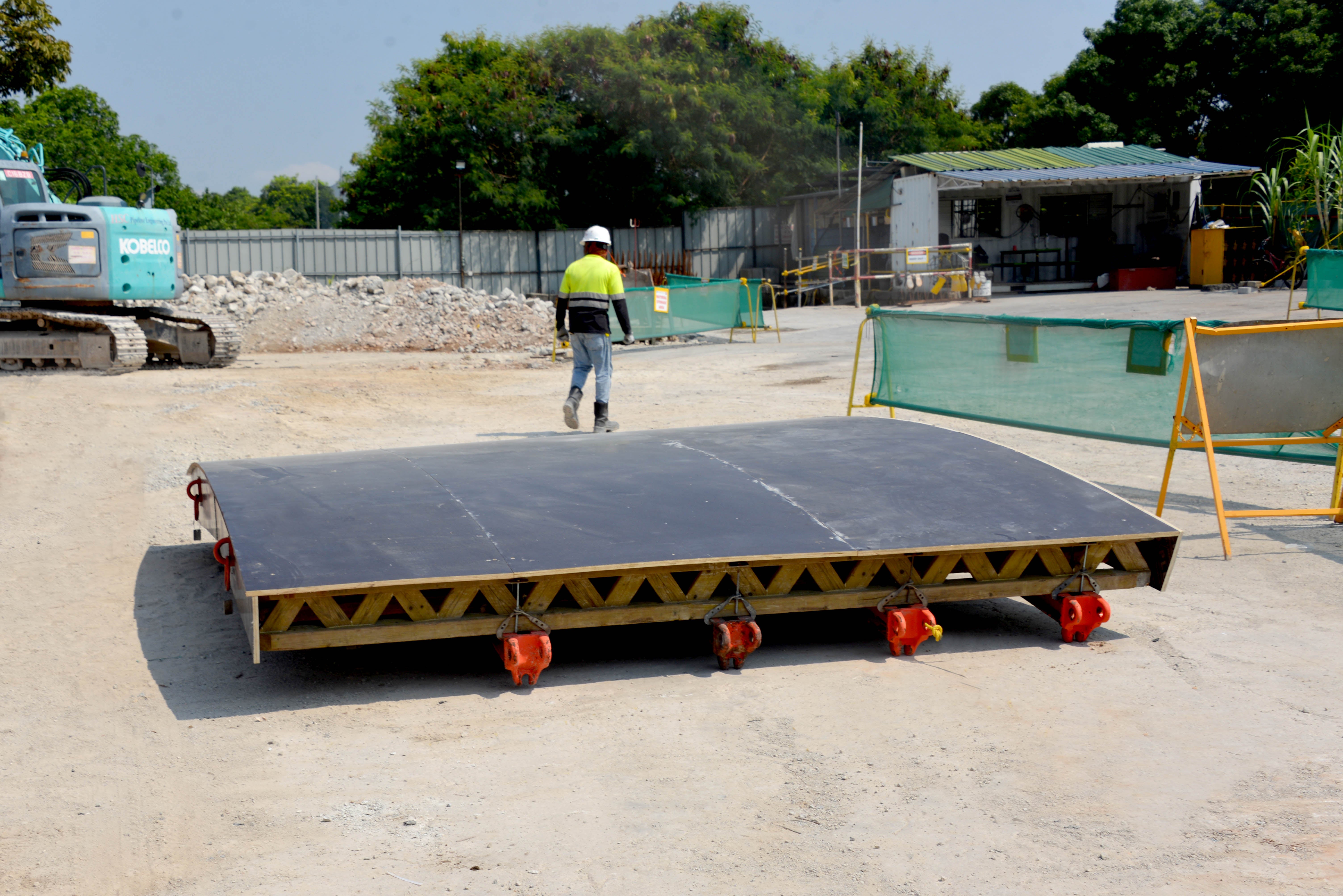 Pre-assembled GRV panel with a radius curvature of 12.5m