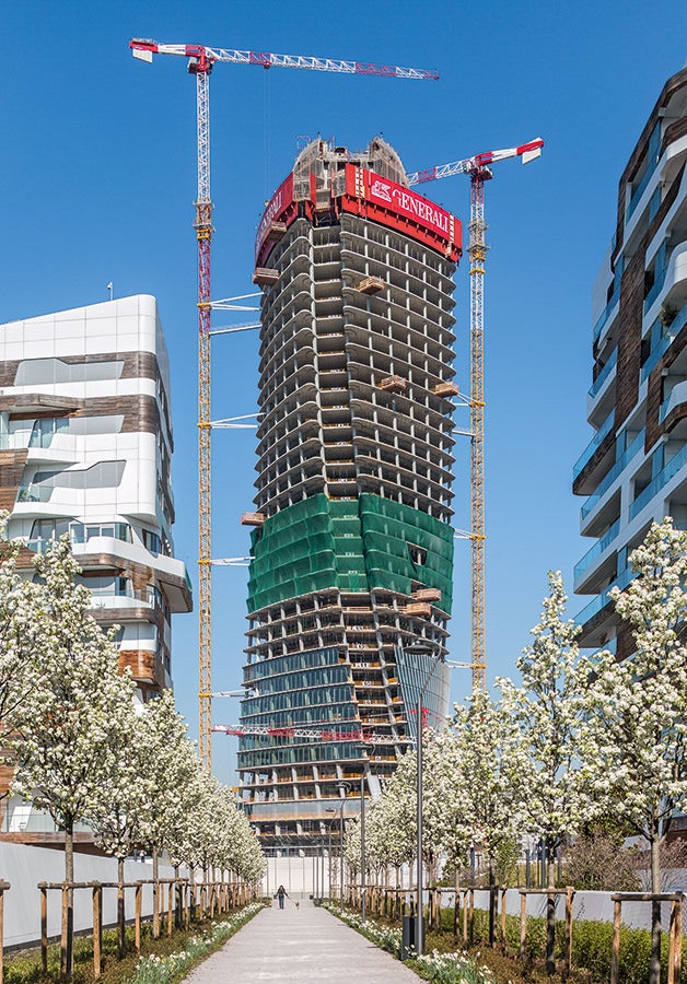 La torre di uffici, alto 170 metri, porta la firma dell'archistar Zaha Hadid, recentemente scomparsa, proprio come il complesso residenziale che fa parte del progetto CityLife di Milano.
