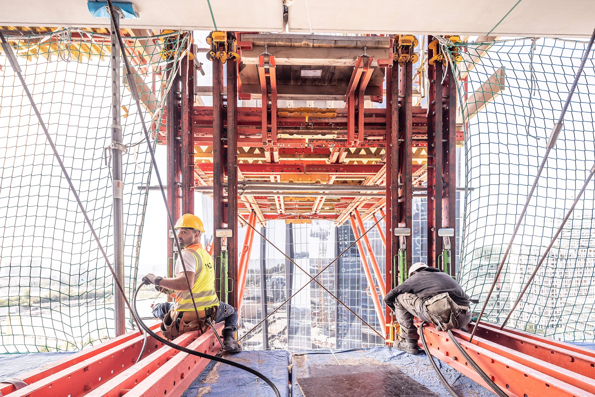 During the construction of the DC Tower 2 in Vienna, PERI's comprehensive safety portfolio is providing optimum protection on the construction site - a decisive contribution to the safe and efficient realisation of one of Austria's tallest buildings to date.