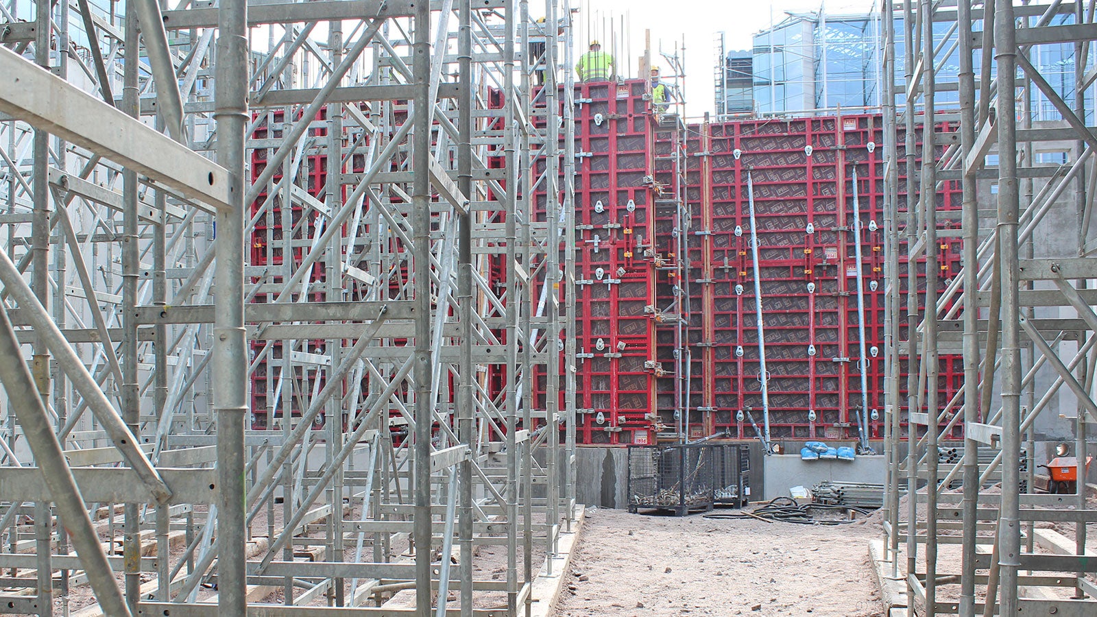 Kellarin MAXIMO seinää Keskustakirjaston perustuksissa.