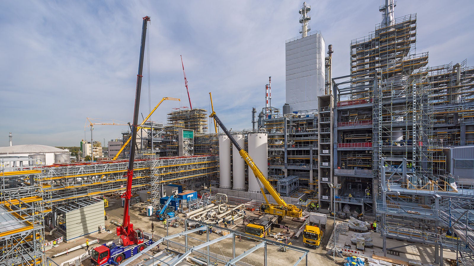 The large-scale industrial project in Ludwigshafen places high demands on the project management and, in particular, the scaffolding construction itself.