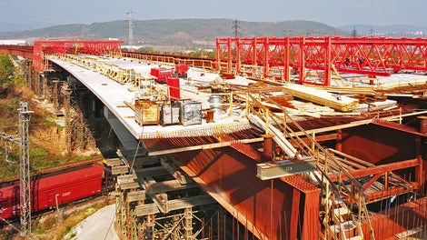 PERI supplied two composite formwork carriages for constructing the S-shaped superstructure highlighted through its counter-positioned and changing radii. On freely rotating and transversely movable heavy duty rollers, the 22 m long PERI formwork carriage could be moved to the next concreting step as a complete unit – even along tight turning radii – without the need of any conversion work.