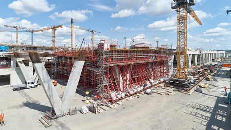 Die 15.300 m² große Brückenfläche wird in über 10 m Höhe von 70 V-förmigen Stützen getragen.