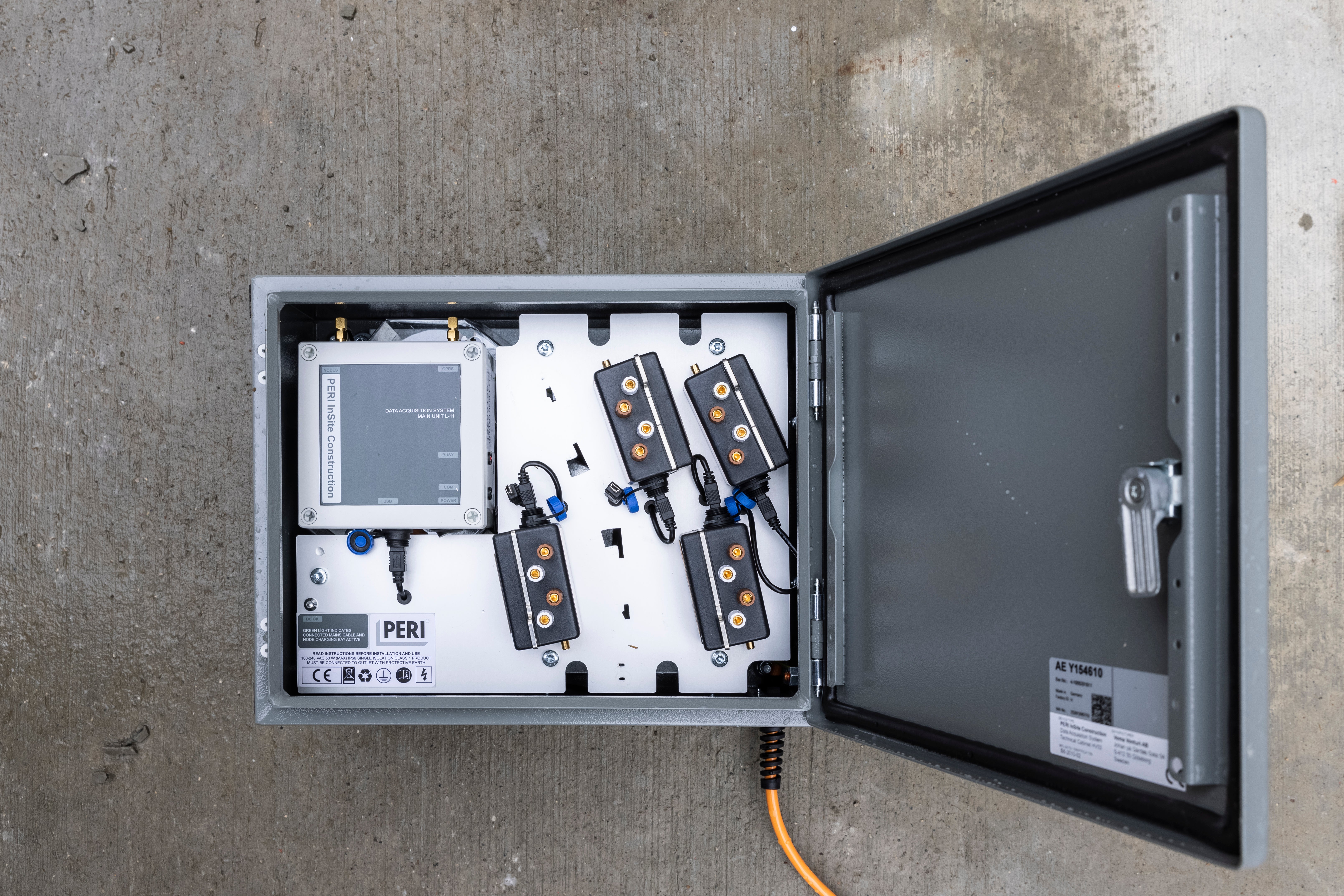 La valise technique comprend l’unité principale et plusieurs boîtiers de capteurs, qui permettent de collecter de nombreuses données de température et de résistance pour les intégrer dans l’application web.