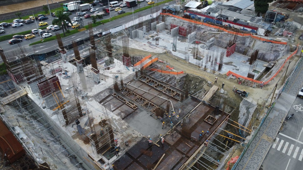 Sistemas de encofrado LIWA y HANDSET ALPHA para muros, pantallas y columnas.