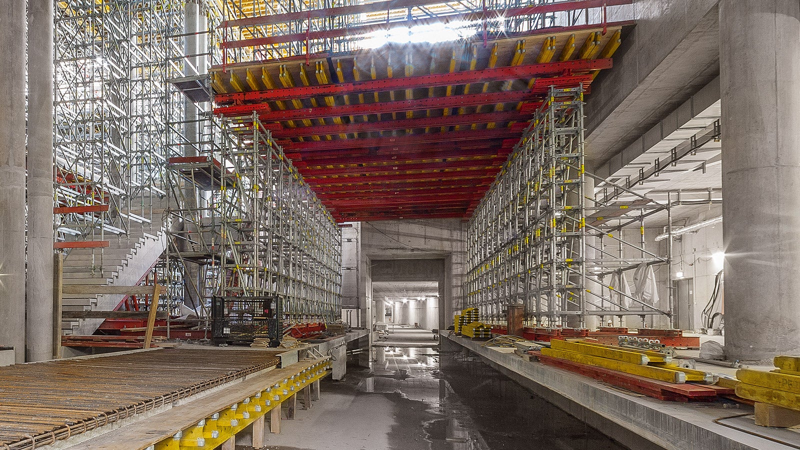 Individual and project-specific solutions can be implemented with the parts of the PERI UP modular scaffolding kit. Due to the fine system grid dimensions of the ledgers and decks and the eightfold connectable Rosett node, the system offers high adaptability to the building geometry. 