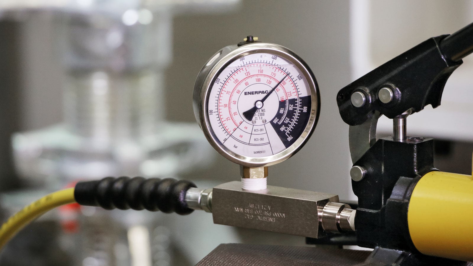 The hydraulic cylinder in the base allows the deformation-controlled lowering of props under load as well as planned torque-controlled pre–tensioning which is required for shoring in reconstruction projects.