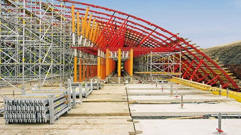 For the tight radii in the side areas, the GRV articulated waler system was used. MULTIPROP towers ensured a safe transfer of loads into the ground.