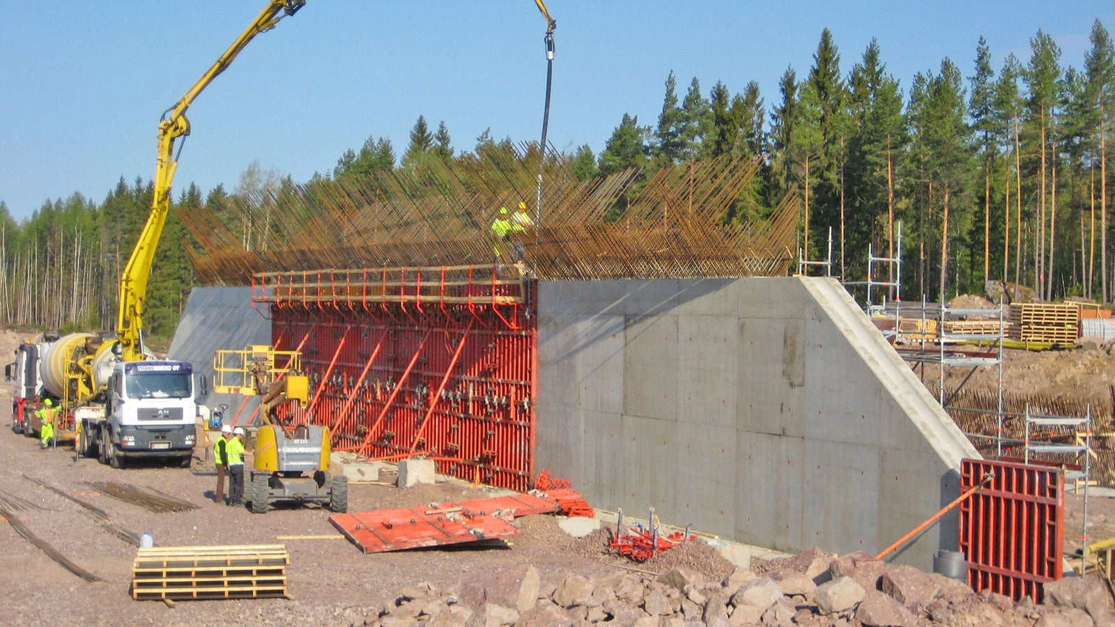 Sillan 55 m pitkä keskiseinä muotitettiin TRIO-järjestelmämuotilla.