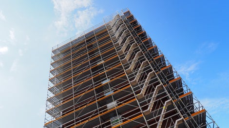 Flexibiliteten hos PERI UP Flex fasadställning möjliggör flera olika lösningar som är användarvänliga. 