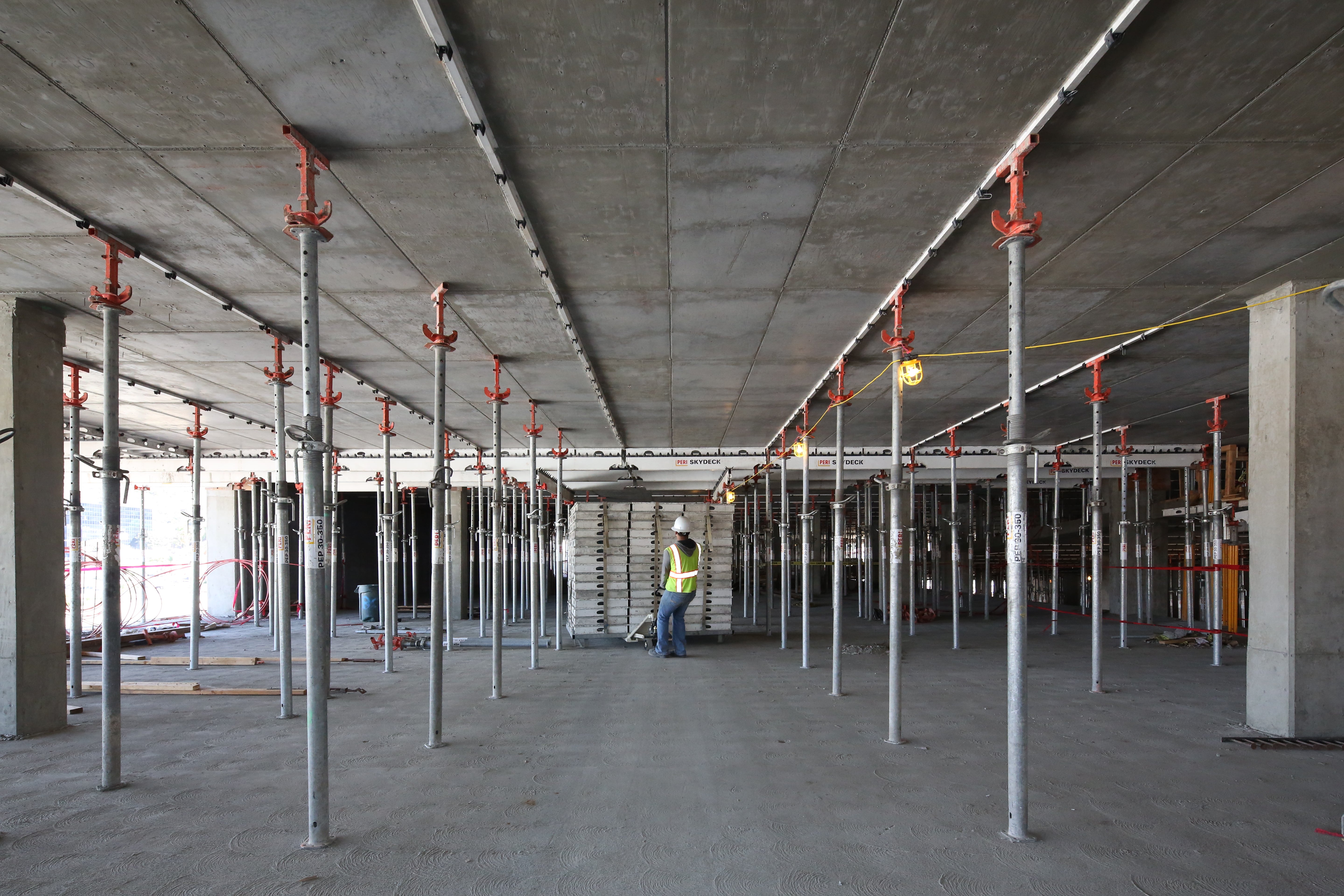 SKYDECK's drophead allows early stripping of the panels, only the shores and cover strips remain in place while the panels can be cycles to the next level.