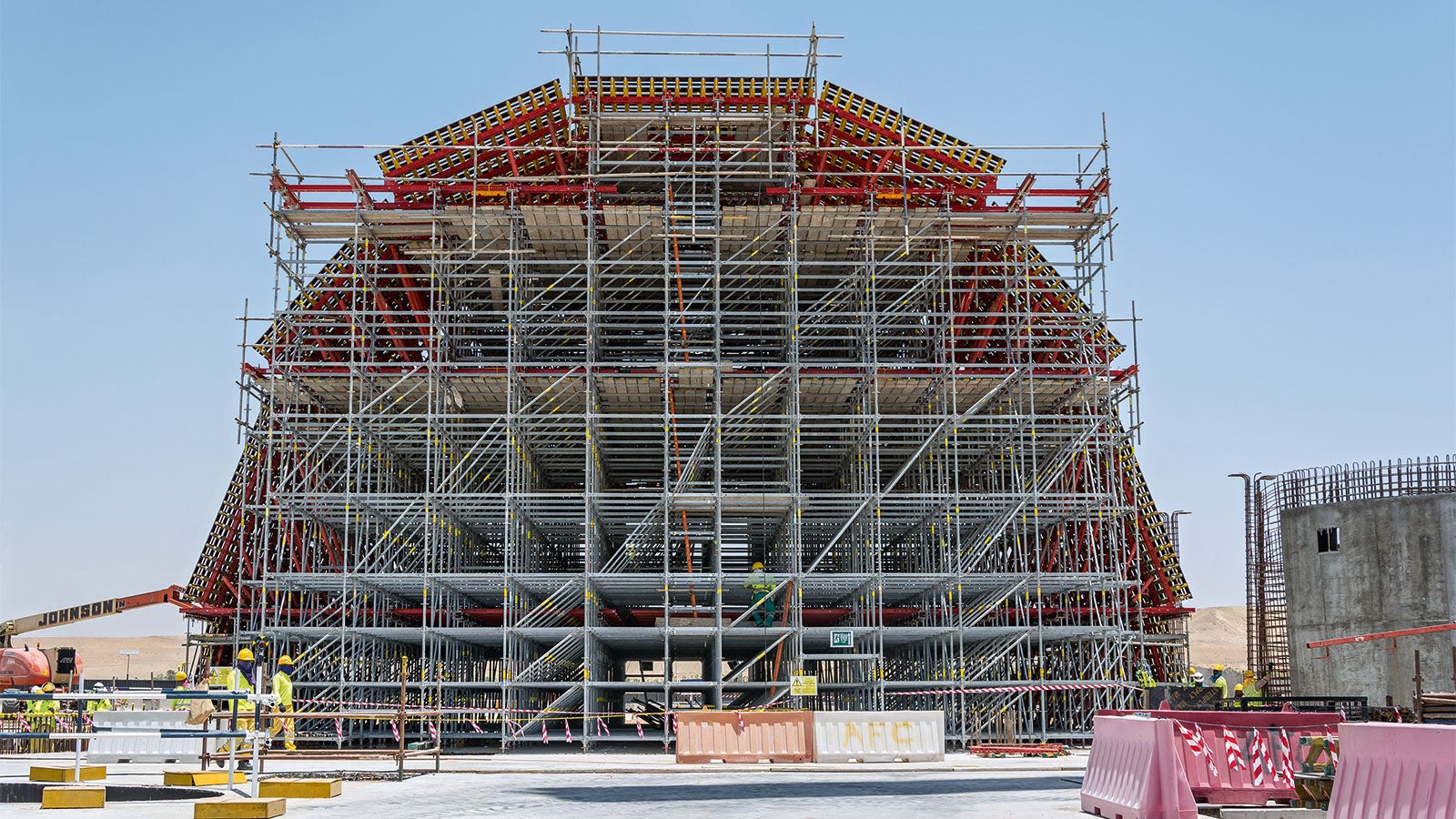 At the centre of the design concept is the 23 m long and 17 m wide dome above the entrance hall. The PERI UP Modular Scaffolding forms the supporting structure of the dome formwork.<br/>