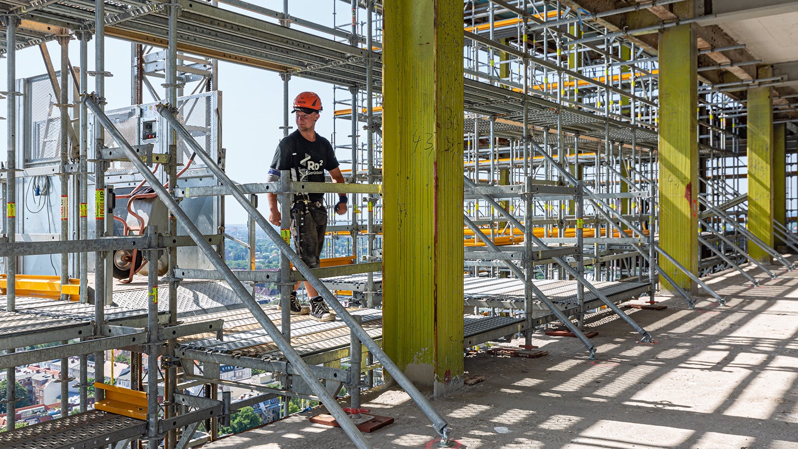 Die Ausführung und Positionierung der Lasteinleitung in das Bestandsgebäude mit entsprechend hohen Stiel- und Verankerungslasten stimmten die PERI Ingenieure bei ihrer Gerüstplanung frühzeitig mit dem zuständigen Bauwerksstatiker ab.