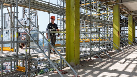 Die Ausführung und Positionierung der Lasteinleitung in das Bestandsgebäude mit entsprechend hohen Stiel- und Verankerungslasten stimmten die PERI Ingenieure bei ihrer Gerüstplanung frühzeitig mit dem zuständigen Bauwerksstatiker ab.