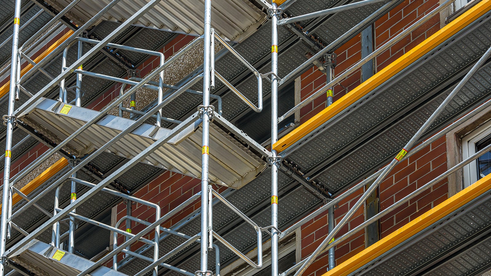 Высокий уровень безопасности. Ограждения монтируются совместно с установкой уровня, т.е. во время монтажа рабочий горизонт постоянно имеет ограждения. 