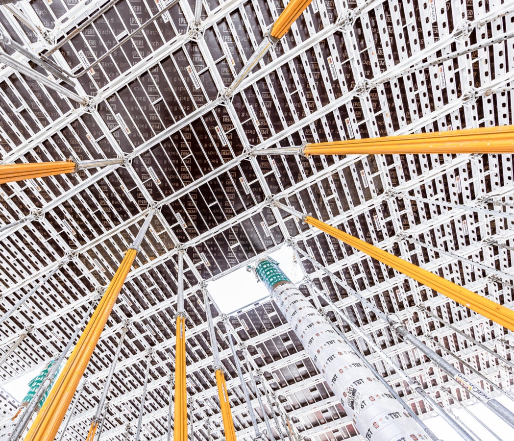 Intuitívne stropné debnenie s rýchlymi zábermi a nízkou potrebou materiálu.