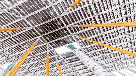 Intuitívne stropné debnenie s rýchlymi zábermi a nízkou potrebou materiálu.