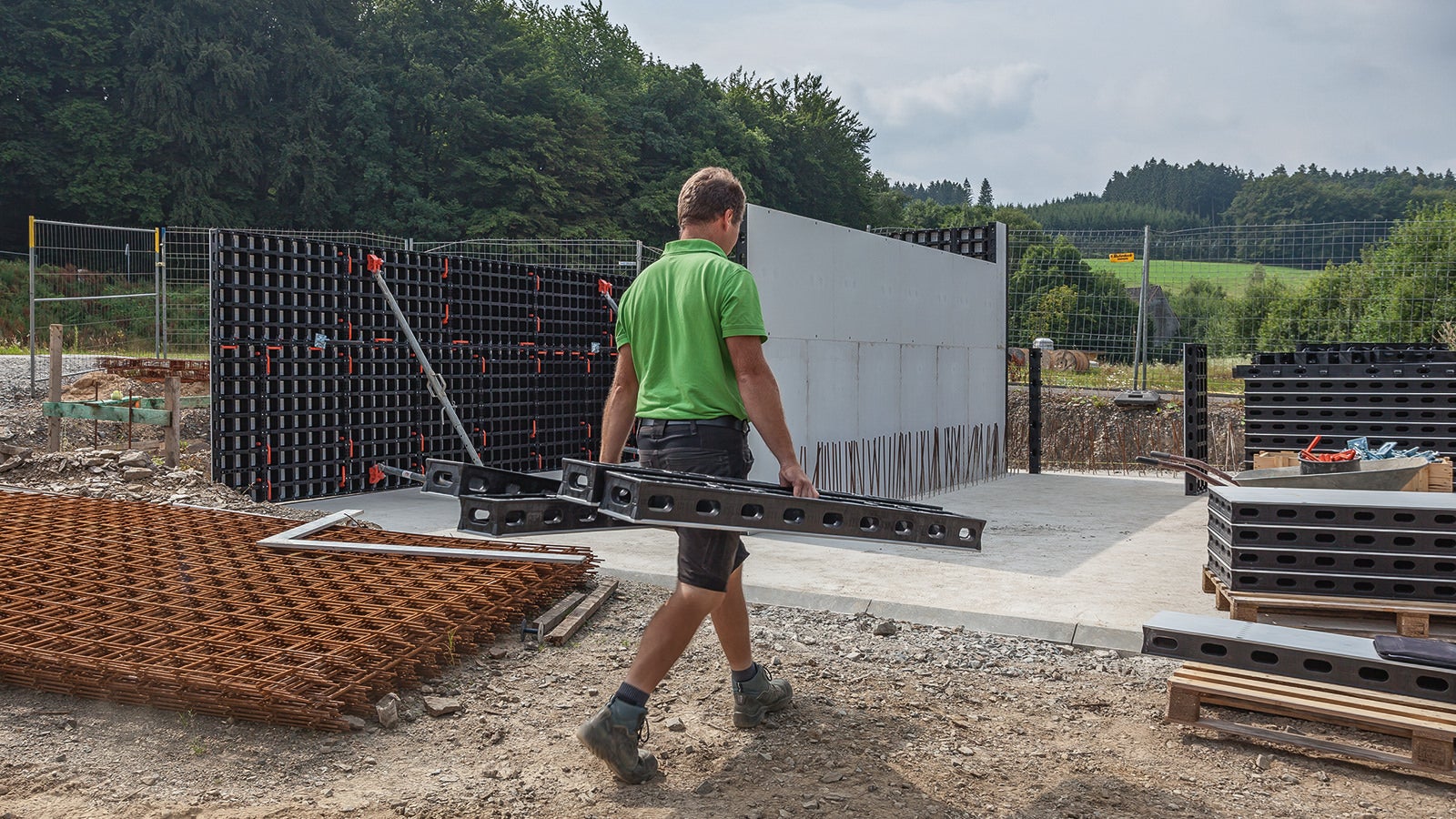 Das Schalen mit leichten Elementen minimiert den Geräte- und Kraneinsatz. Die geringen Gewichte erlauben kräfteschonendes Arbeiten mit verringerter Unfallgefahr, zudem sind die DUO Systembauteile aus Verbundwerkstoff frei von scharfen Kanten.