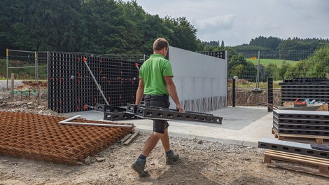 Das Schalen mit leichten Elementen minimiert den Geräte- und Kraneinsatz. Die geringen Gewichte erlauben kräfteschonendes Arbeiten mit verringerter Unfallgefahr, zudem sind die DUO Systembauteile aus Verbundwerkstoff frei von scharfen Kanten.