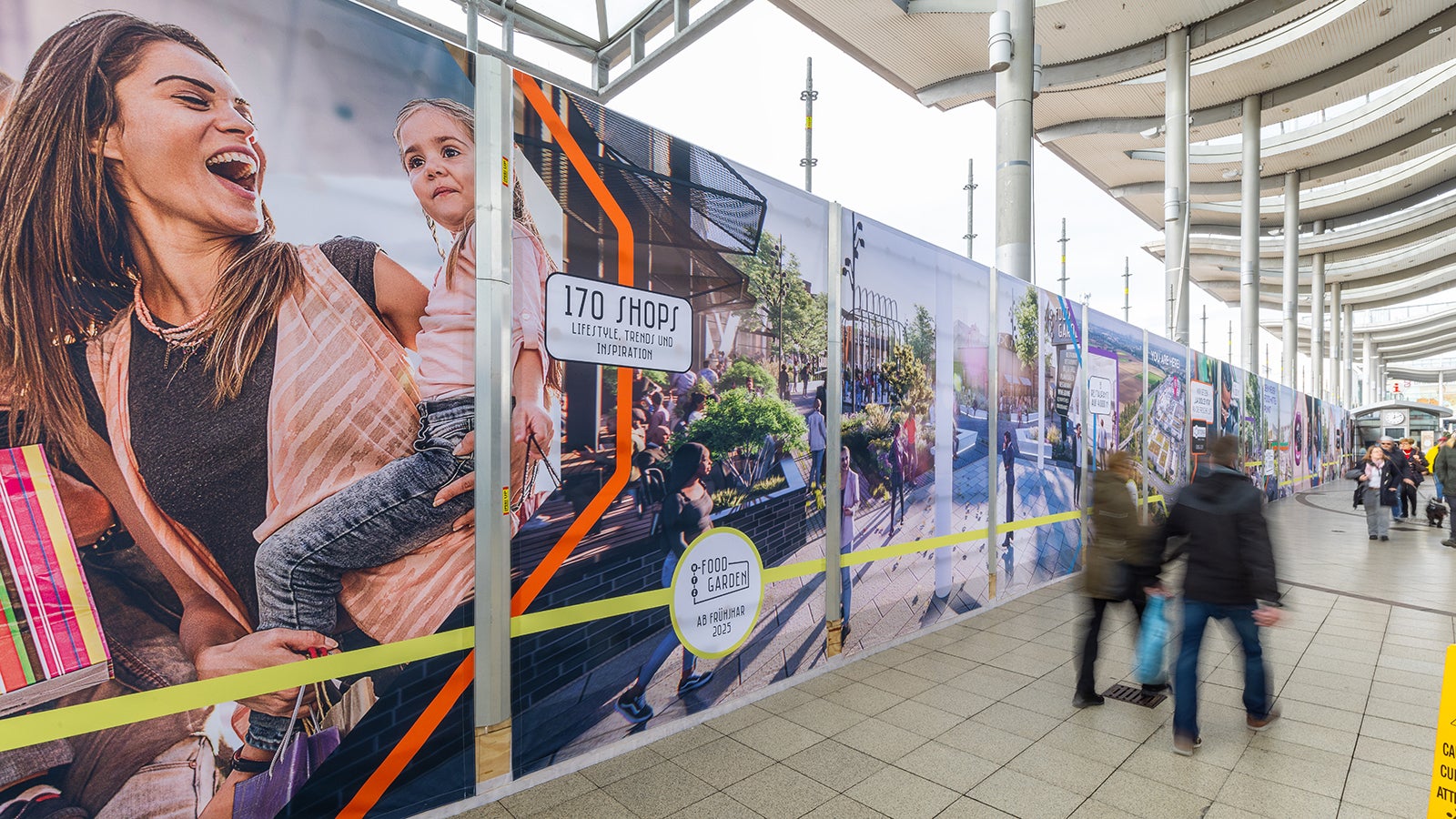 PERI UP Cladding - opláštění lešení používané pro reklamní účely