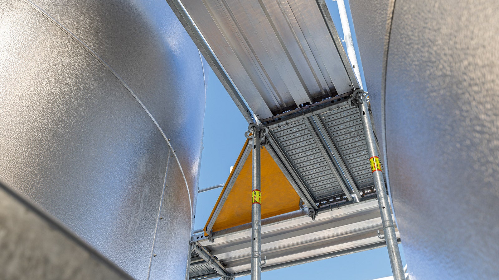 Die Einsparung von Vertikalstielen und der Verzicht auf eine werkzeug- und zeitintensive Kupplungsmontage ermöglichen auch komplexere Einrüstungen mit wirtschaftlichen Mitteln.