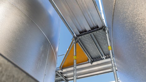 Die Einsparung von Vertikalstielen und der Verzicht auf eine werkzeug- und zeitintensive Kupplungsmontage ermöglichen auch komplexere Einrüstungen mit wirtschaftlichen Mitteln.