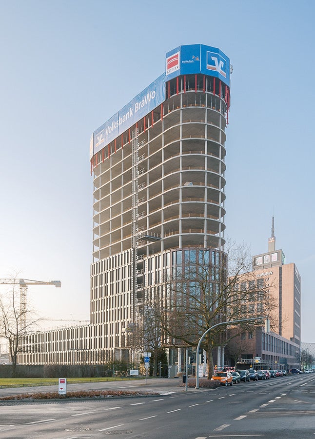 After a construction time of only 10 months for the shell structure, the 70 m tall, striking high-rise and the 120 m long base construction were finished. An excellent job of everyone involved in the project and the result of good and intensive cooperation. 