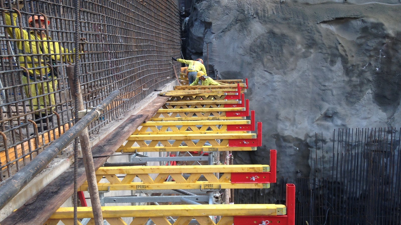 PERI solution for safe working areas