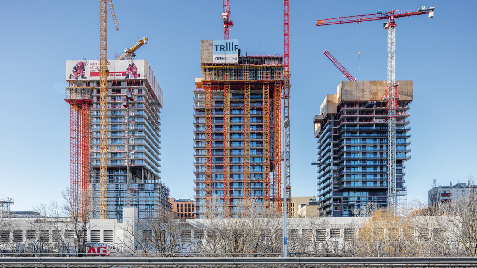 Dank der eingesetzten Sensoren von PERI InSite Construction wurde die Temperatur an unterschiedlichen Stellen im Beton gemessen und die Daten direkt in die ISC Webapplikation geladen. Dies minimierte die kostspieligen Wartezeiten bis zur finalen Aushärtung des Betons auf ein Minimum. Zur digitalen Unterstützung auf der Baustelle war auch der Cloud Service BIM 360° Field im Einsatz. Die Panoramarenderings erlaubten die immersive Begehung der PERI Lösung – bereits lange vor der tatsächlichen Ausführung. Zudem konnte dadurch eine konsistente und kontinuierliche Verfügbarkeit aller Projektdaten auf der Baustelle sichergestellt werden.